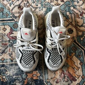 GS Adidas ultra boost
Women’s size 6